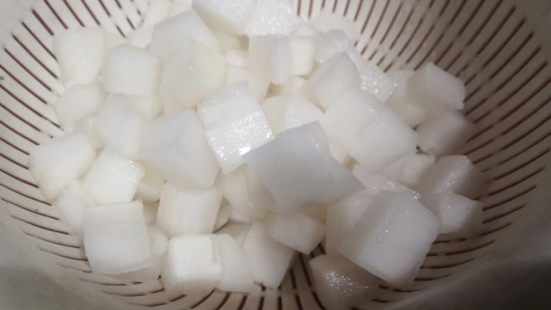 雪碧泡萝卜,冲洗干净,沥干水