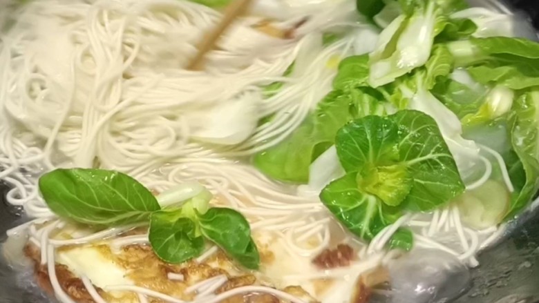 青菜鸡蛋汤面,加入<a style='color:red;display:inline-block;' href='/shicai/ 3517'>青菜</a>,拌匀,煮沸至断生