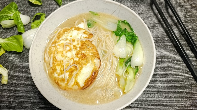 青菜鸡蛋汤面,一碗营养美味的青菜鸡蛋汤面就做好了