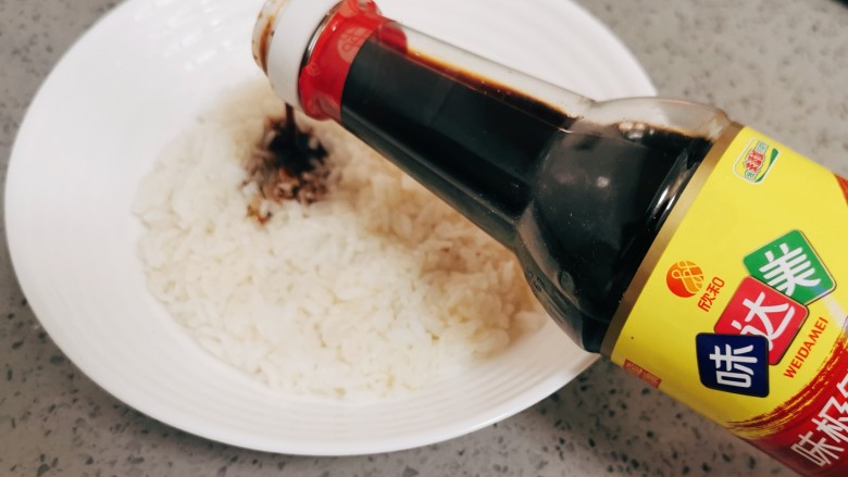 牛油果拌饭,米饭里加入味极鲜酱油,增加底味