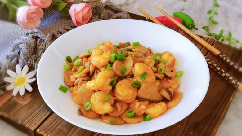 杏鲍菇炒虾仁,装盘。