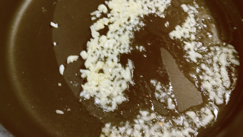 杏鲍菇炒虾仁,起油锅放入食用油,油热后放入蒜碎炒出香味。
