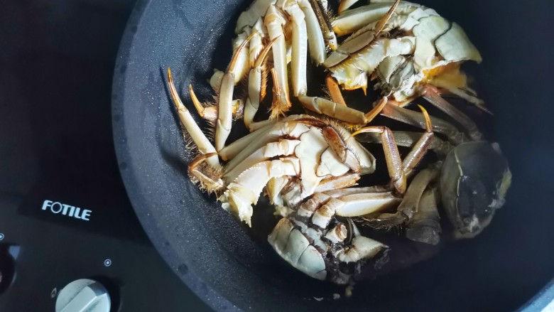 家常炒螃蟹,锅中热油,放入螃蟹炒匀。