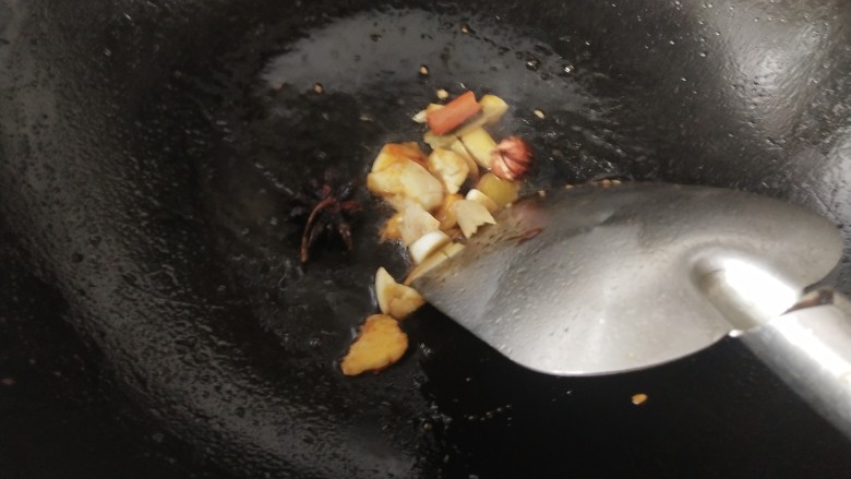 牛肉炖芋头,锅里留点底油,放入姜蒜和<a style='color:red;display:inline-block;' href='/shicai/ 3742'>香料</a>炒香