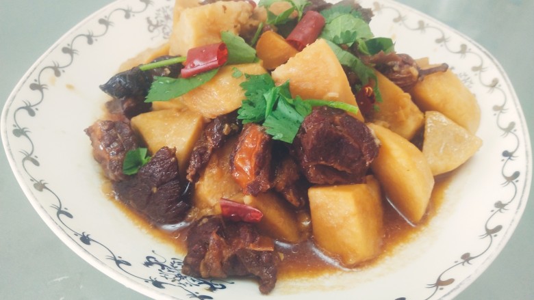牛肉炖芋头,盛盘后,撒上香菜