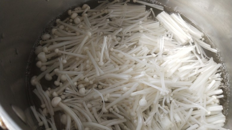金针菇番茄汤,锅里放开水,把金针菇焯水1分钟左右,捞出沥干水分备用
