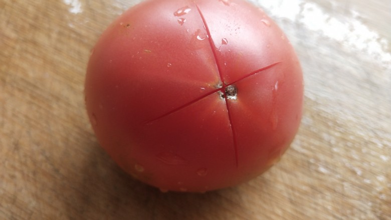 金针菇番茄汤,<a style='color:red;display:inline-block;' href='/shicai/ 3551'>西红柿</a>清洗干净后,在上下面切个十个