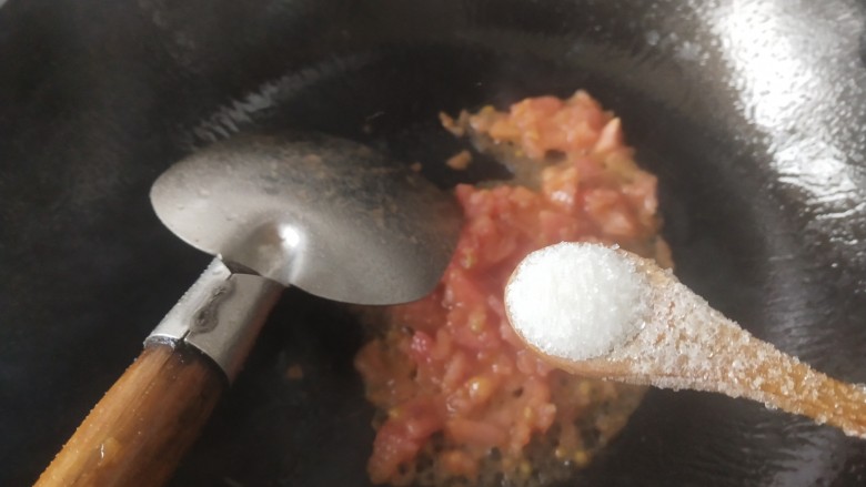 金针菇番茄汤,加入一小勺白糖,这样更易出汁