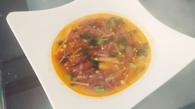 金针菇番茄汤,盛入碗中,酸甜可口