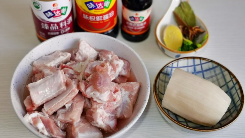 五花肉焖莲藕,准备食材,<a style='color:red;display:inline-block;' href='/shicai/ 434'>排骨</a>洗净。