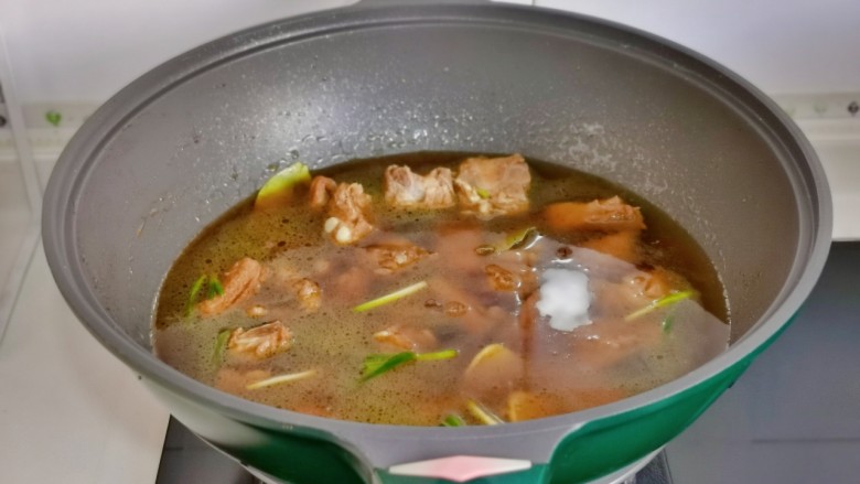 五花肉焖莲藕,加入水,没过食材为佳,大火烧开将排骨炖烂。