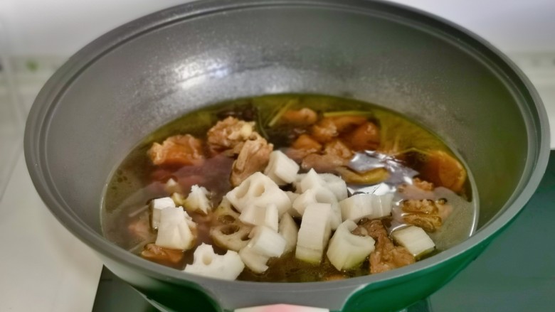 五花肉焖莲藕,加入切好的藕丁,按个人口味加入盐,藕煮至断生。