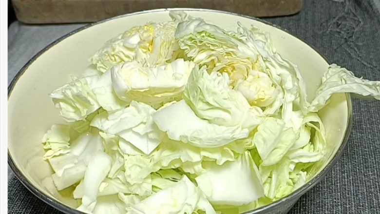 白菜炖肉圆子,<a style='color:red;display:inline-block;' href='/shicai/ 113'>大白菜</a>掰开洗净,切成小块备用