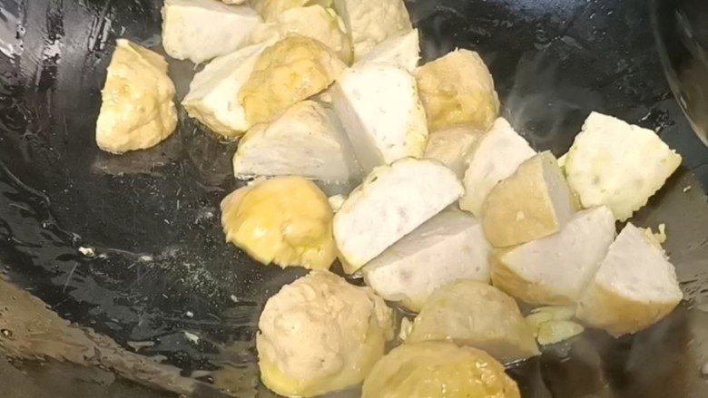 白菜炖肉圆子,放入肉圆子,炒至表面变色