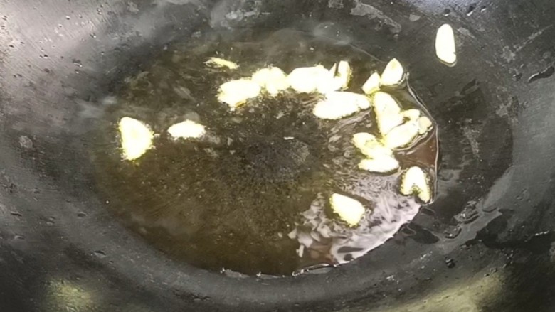白菜炖肉圆子,起锅烧油,放入蒜末爆香