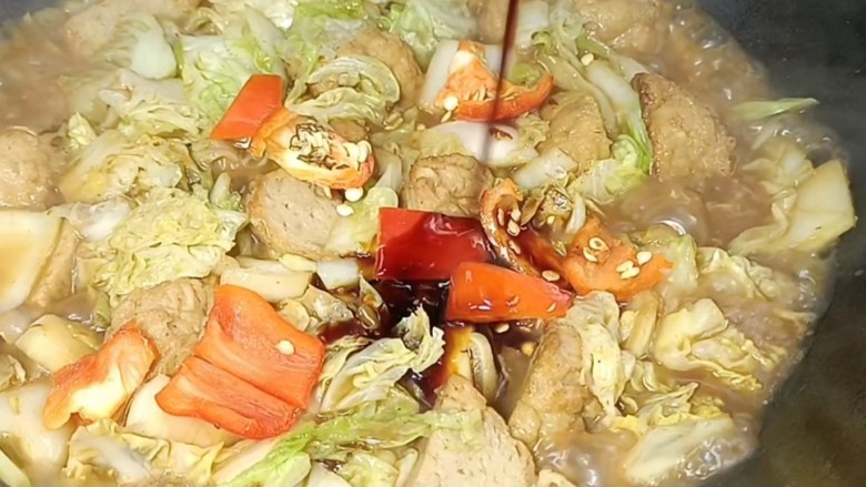 白菜炖肉圆子,5分钟后放入红椒,淋入<a style='color:red;display:inline-block;' href='/shicai/ 788'>生抽</a>,拌匀至沸腾