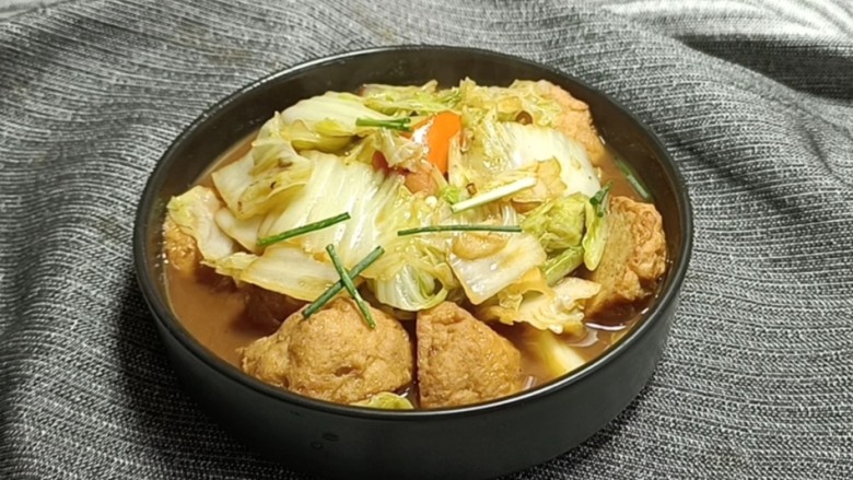 白菜炖肉圆子,出锅装入盘中