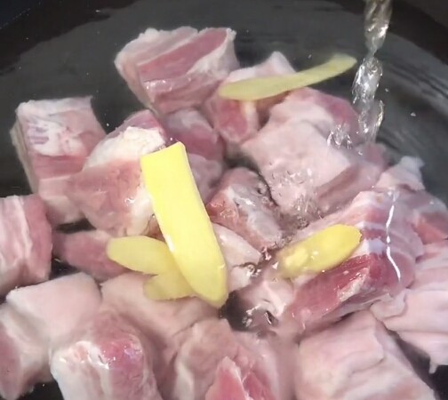 鹌鹑蛋红烧肉,加姜片,<a style='color:red;display:inline-block;' href='/shicai/ 718'>料酒</a>。