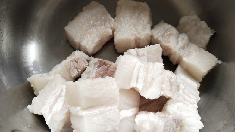 五花肉焖莲藕,捞出洗净,沥水备用