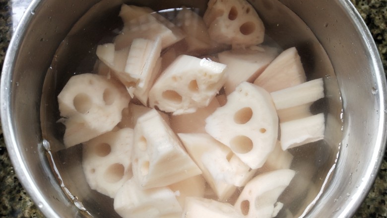 五花肉焖莲藕,切成滚刀状冲洗干净,泡水备用