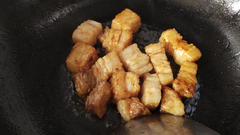 五花肉焖莲藕,倒入五花肉翻炒均匀,让每一块五花肉都能挂上糖浆