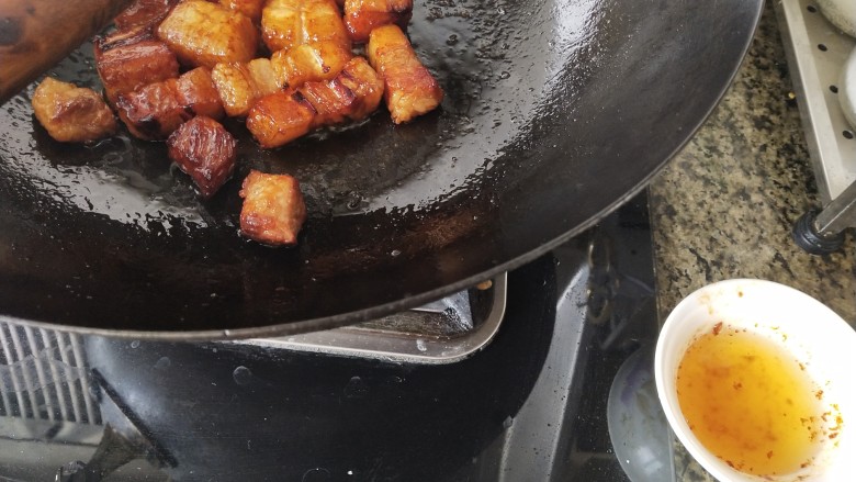 五花肉焖莲藕,小火熬出油,倒在碗里