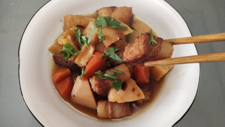 五花肉焖莲藕,一块五花肉,肥而不腻