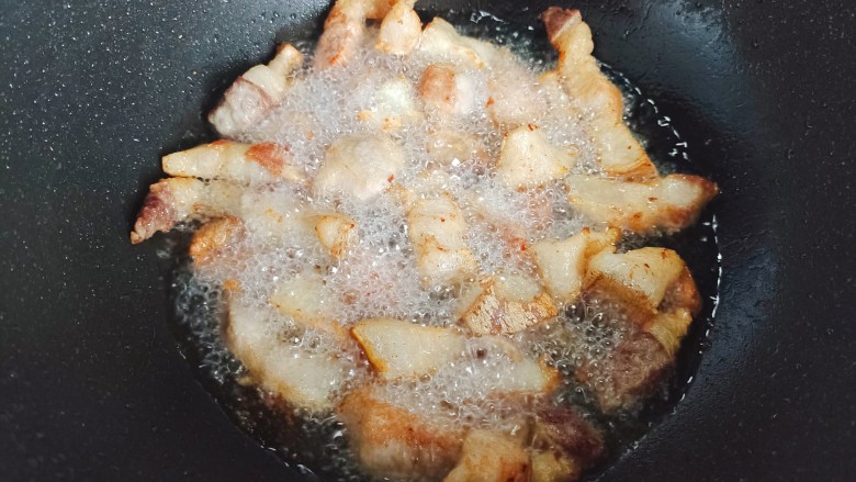 五花肉焖莲藕,锅内入少许食用油，油热后下猪肉块，煸炒至猪肉块呈金黄色，并有油脂逼出来