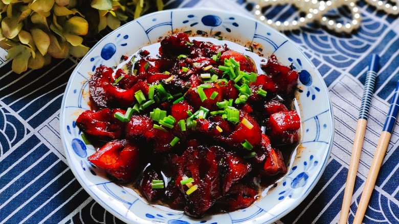 五花肉焖莲藕,成品图