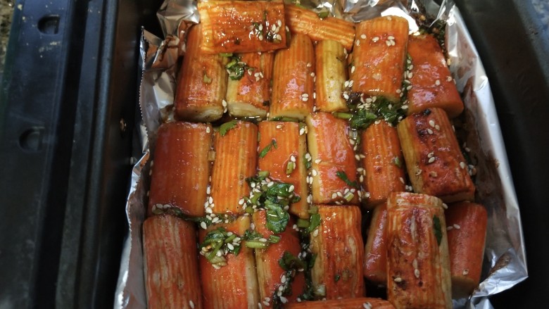 酥炸蟹柳,翻面再刷一遍,继续200度炸10分钟