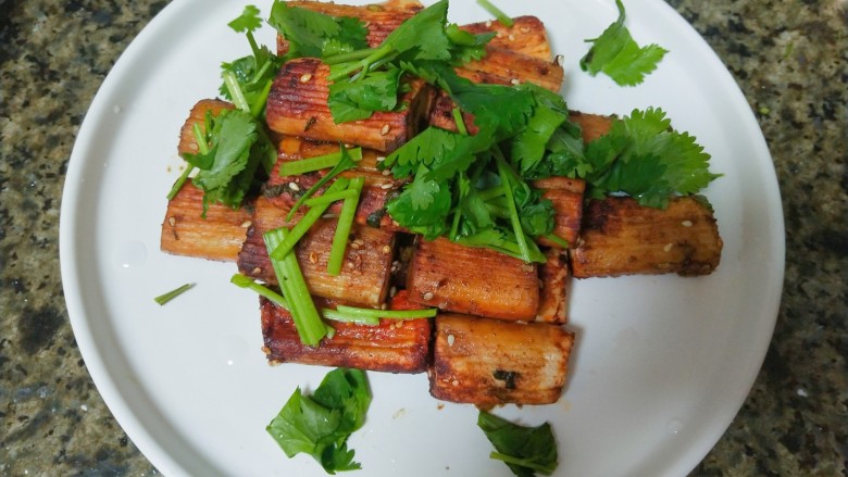 酥炸蟹柳,装盘,撒上<a style='color:red;display:inline-block;' href='/shicai/ 131'>香菜</a>