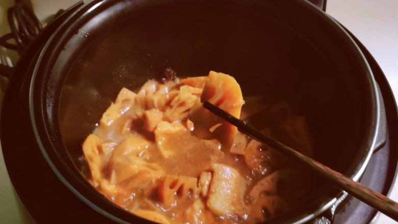 五花肉焖莲藕,时间到了,香浓入味,用开盖煮功能收汁,出锅前加入半汤匙<a style='color:red;display:inline-block;' href='/shicai/ 721'>蚝油</a>增鲜。