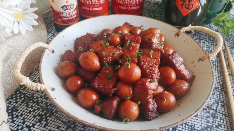 鹌鹑蛋红烧肉,装入盘中，撒上葱花即可