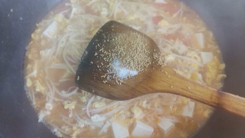 金针菇番茄汤,加入少许盐,松茸鲜搅拌均匀