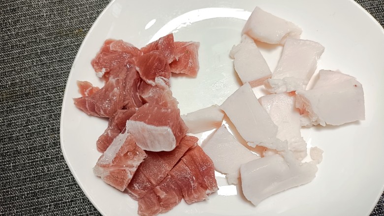 五花肉焖莲藕,五花肉洗净,肥瘦分别切成小块,备用