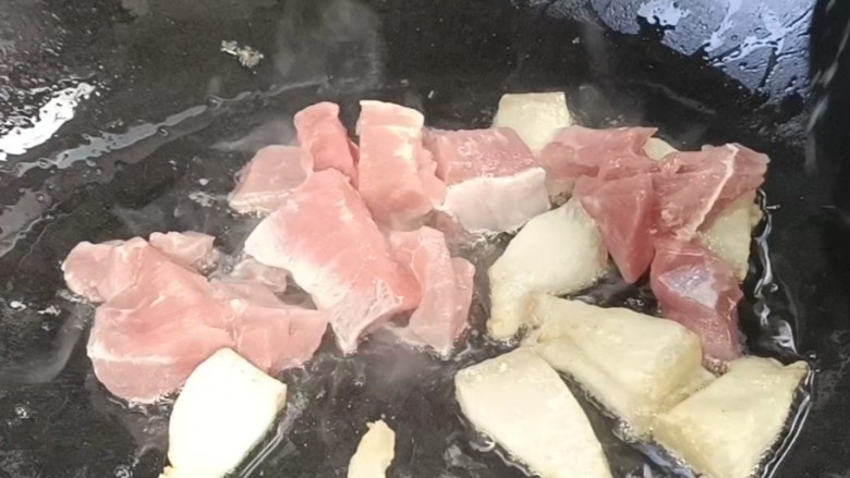 五花肉焖莲藕,起锅放入肥肉,煸炒出油,再放入瘦肉炒至变色