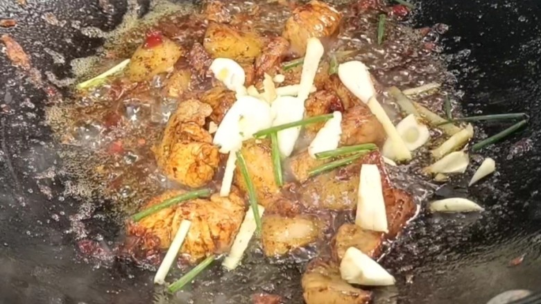五花肉焖莲藕,放入葱姜蒜炒香,再炒匀入味