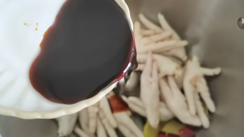 红烧鸡爪,加一勺生抽,