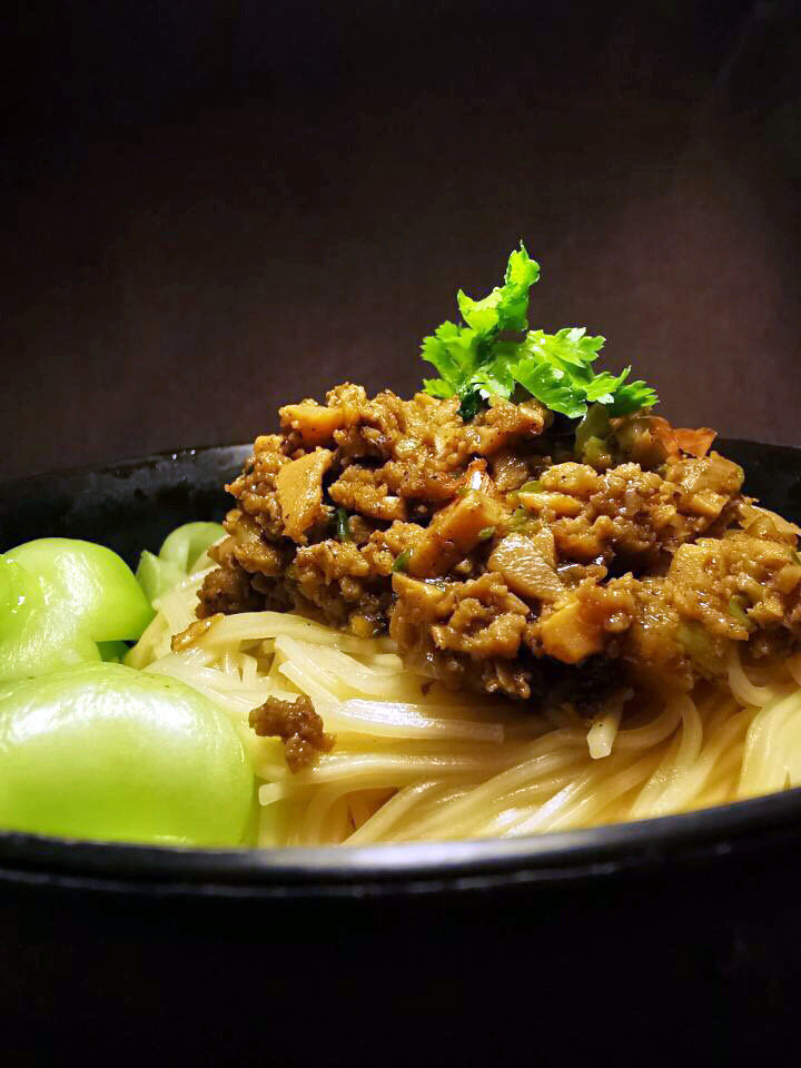 肉酱拌面,浇入满满肉酱,拌开即食,喜欢辣者,自行添加辣酱