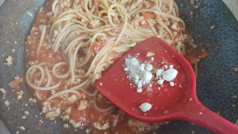 肉酱拌面,加入煮好的意大利面,加入适量的鸡粉,翻炒均匀即可出锅