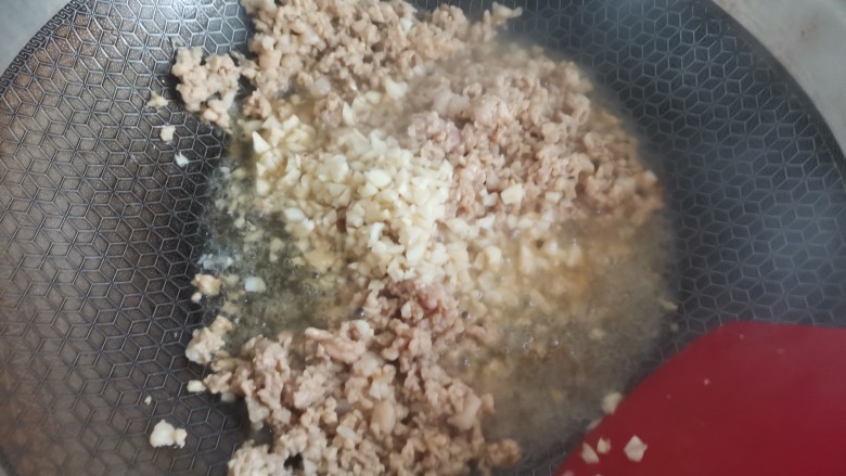 肉酱拌面,起锅烧油,起锅烧油,下入肉末,翻炒至变色,再加入蒜末翻炒均匀