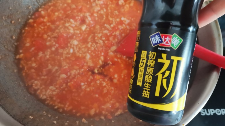 肉酱拌面,加入一勺生抽,翻炒均匀