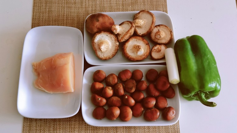 香菇板栗焖饭,其他食材准备好。