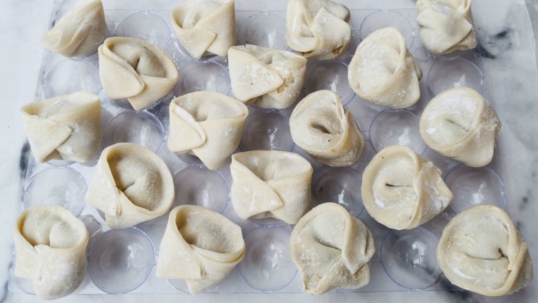 香菇猪肉汤饺,取适量肉馅包入<a style='color:red;display:inline-block;' href='/shicai/ 4346'>饺子皮</a>中,全部做好。