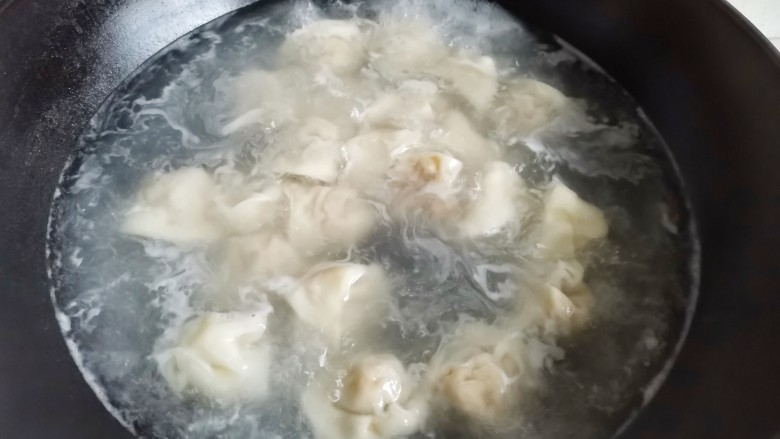 香菇猪肉汤饺,锅中烧开水,放入做好的饺子,