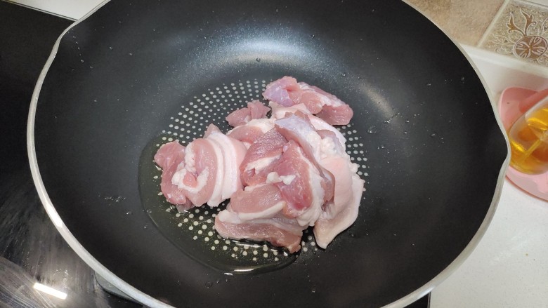 五花肉焖莲藕,锅中加点食用油,加入五花肉煸炒