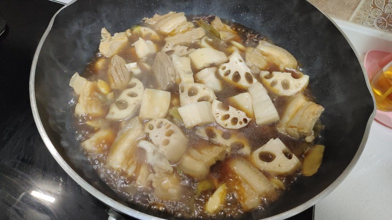 五花肉焖莲藕,放入锅中,和五花肉一起再小火焖半小时。