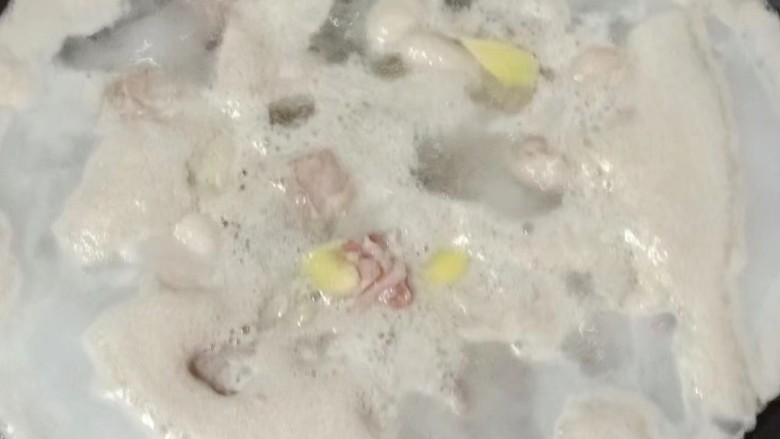 板栗玉米烧鸭,大火烧开后撇去浮末