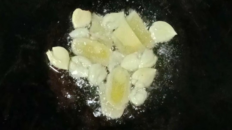 板栗玉米烧鸭,热锅下油,放入姜片和大蒜爆香