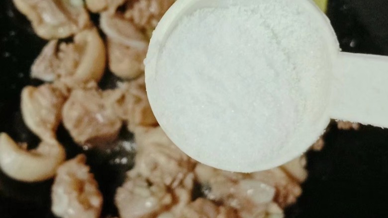 板栗玉米烧鸭,加入少许盐